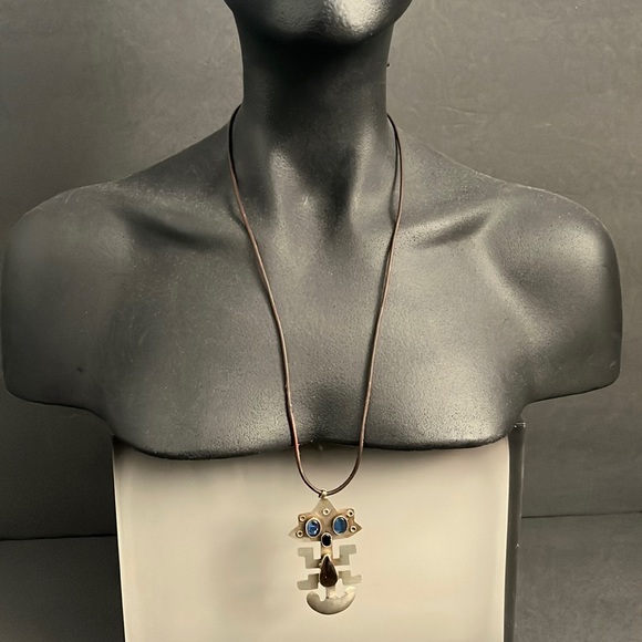 Ecuardorian Pre-Columbian Figure Pendant Necklace - Picture 3 of 14